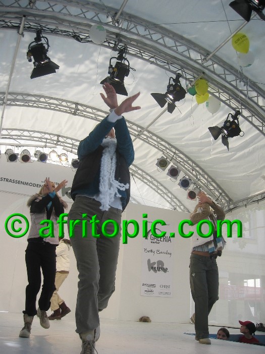 ../Images/Krefeld-Strssenmodenschau-2005 302.jpg